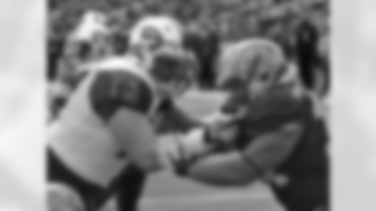 Western Kentucky offensive lineman Forrest Lamp (76)
