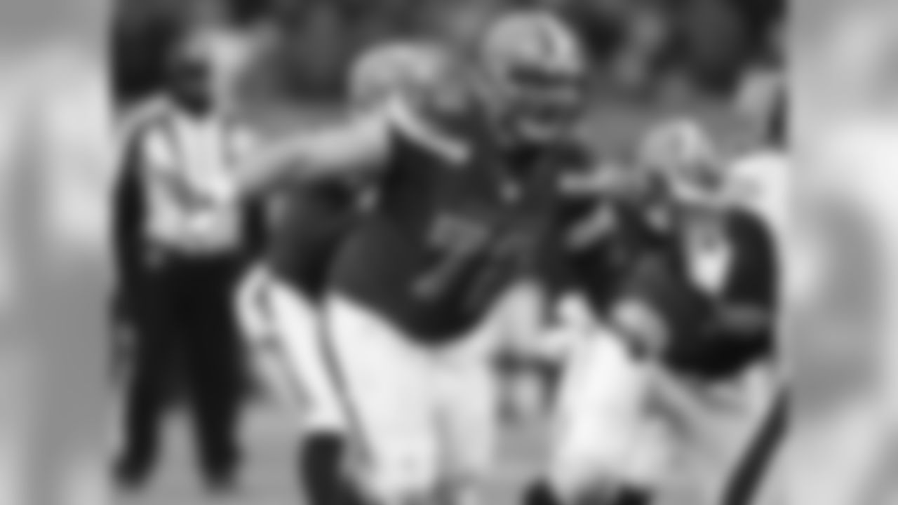 Browns OL Mitchell Schwartz (72)