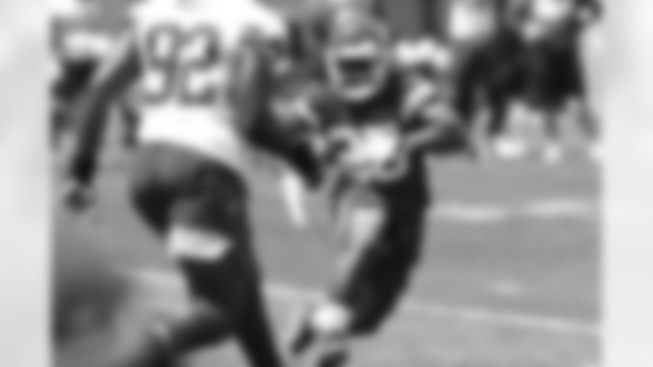 Kansas City Chiefs running back Clyde Edwards-Helaire (25) during phase 3 workouts at the The University of Kansas Health System Training Complex.