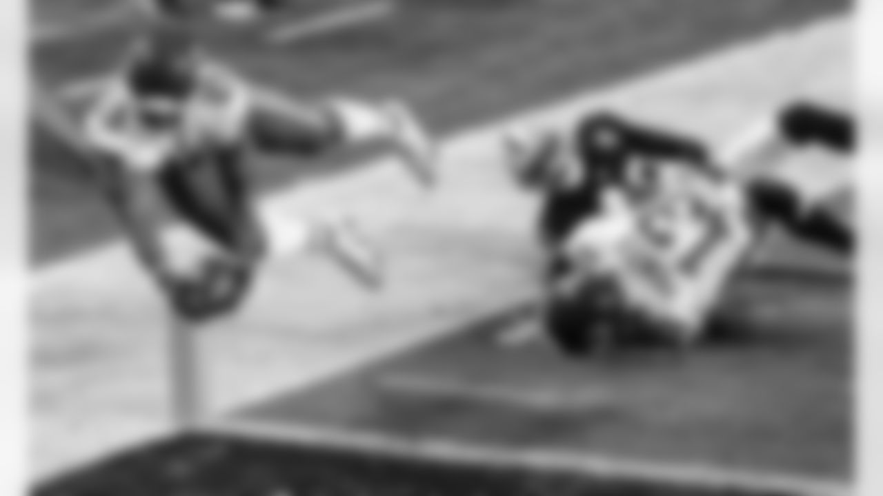 Kansas City Chiefs Running Back Clyde Edwards-Helaire (25) dives for a touchdown during an NFL Football game against the Las Vegas Raiders, Sunday November 22, 2020 in Las Vegas.