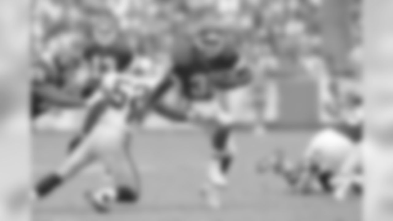 Chiefs RB Marcus Allen runs for yardage against the Oakland Raiders during the Chiefs 19-3 win on September 8, 1996.