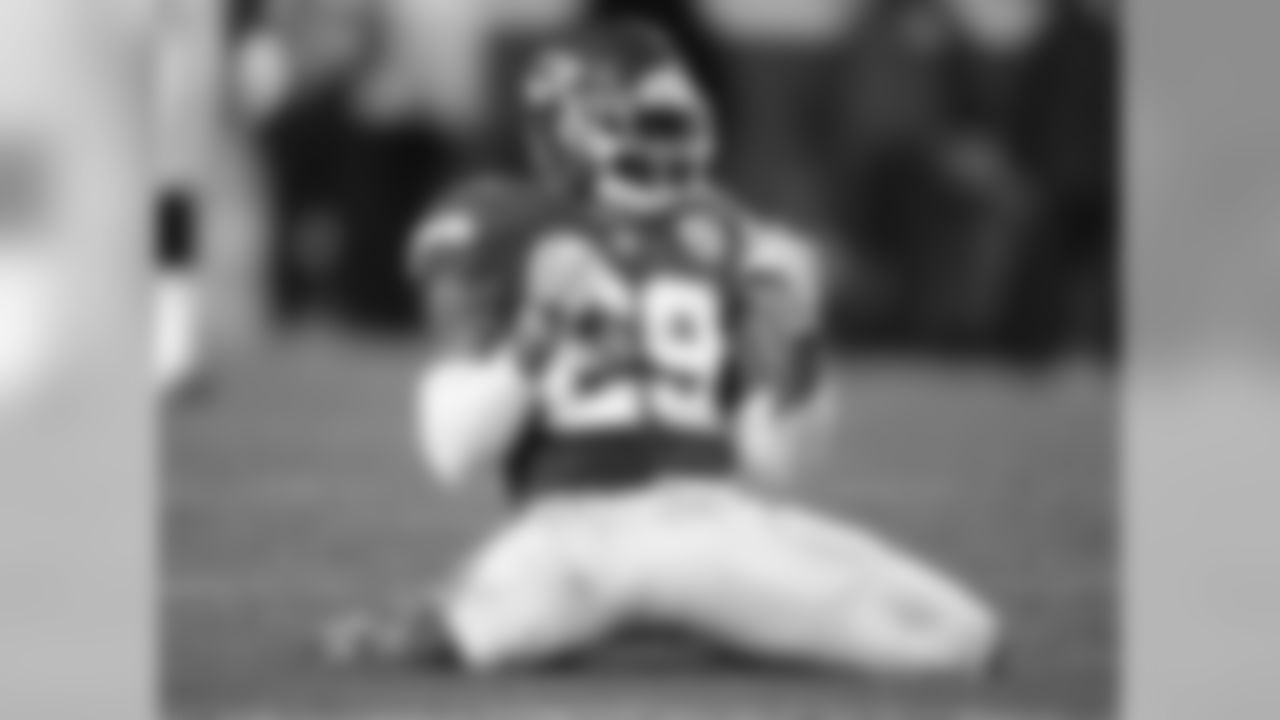 Chiefs win 10th game in a row, setting a record for the longest streak in Chiefs franchise history