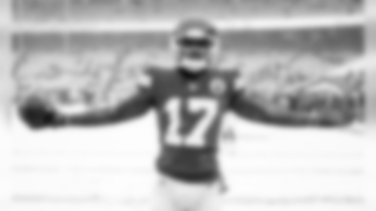 Kansas City Chiefs Wide Receiver Mecole Hardman (17) prior to the game between the Kansas City Chiefs and the Denver Broncos at Arrowhead Stadium on December 15, 2019.
