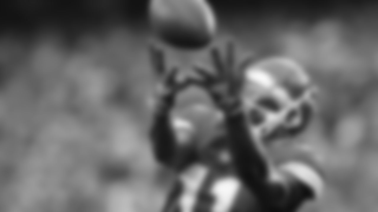 Kansas City Chiefs face off against the Los Angeles Rams at GEHA Field at Arrowhead Stadium on November 27, 2022.