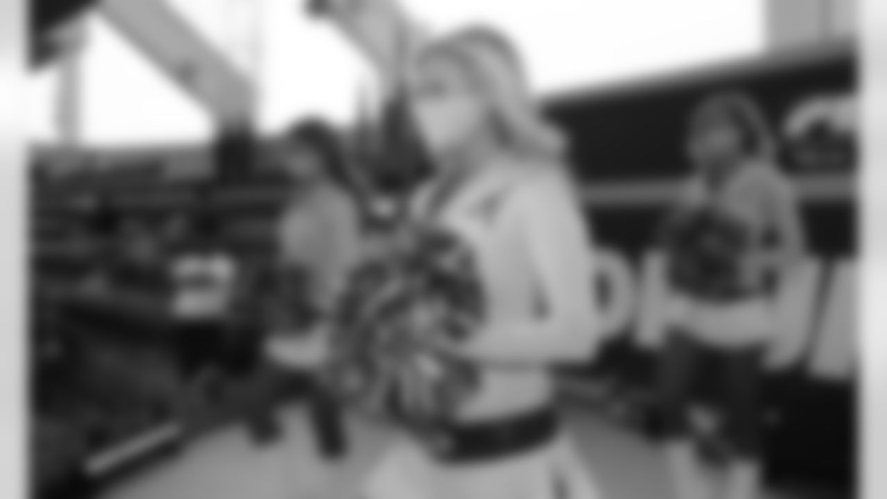 013_2020-W4_CheerGallery