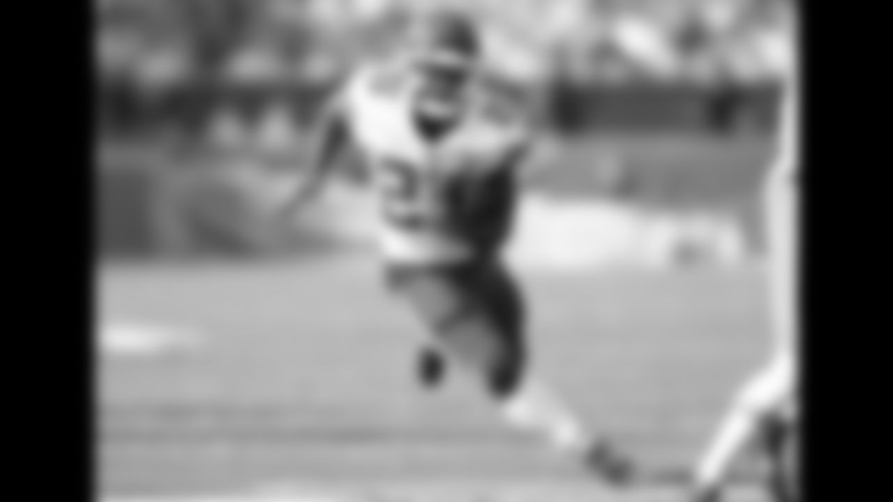 Kansas City Chiefs running back Clyde Edwards-Helaire (25) runs with the ball during an NFL football game against the Philadelphia Eagles, Sunday, October 3, 2021 in Philadelphia.