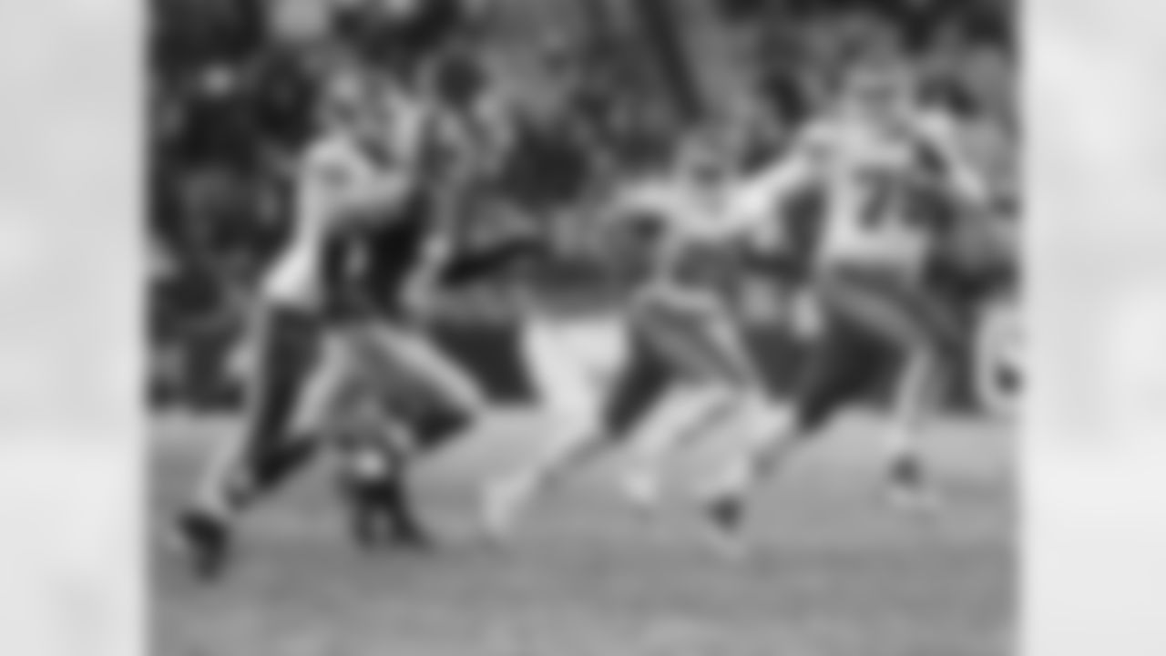 Kansas City Chiefs running back Jamaal Charles (25) running downfield