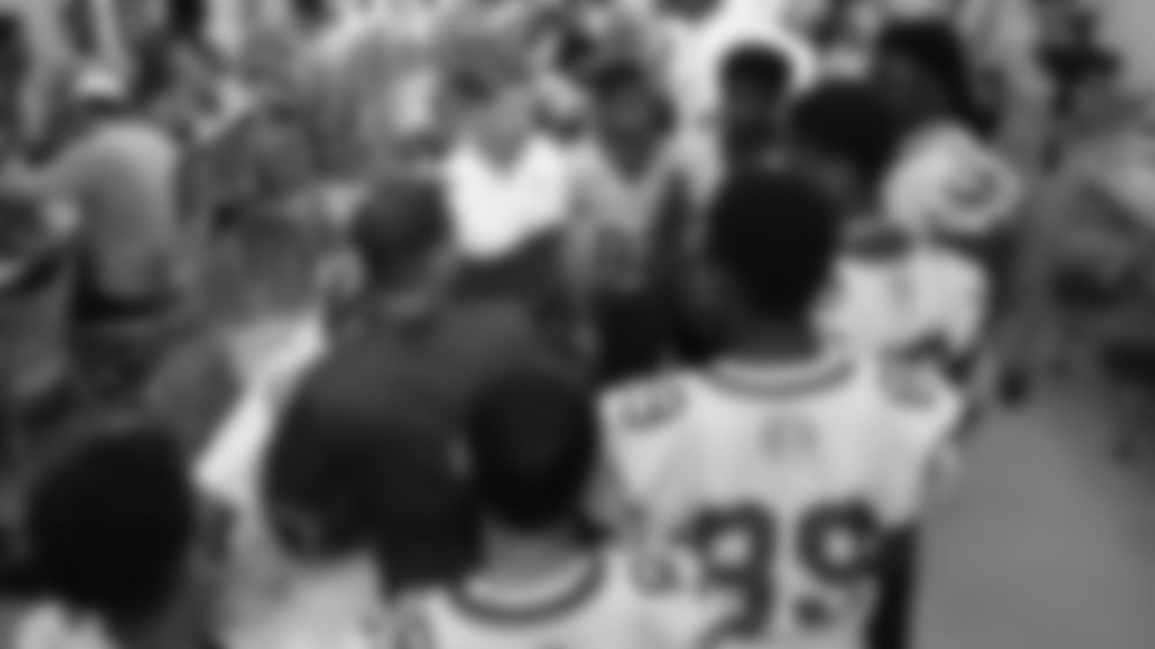 032_NFL_Huddle_100
