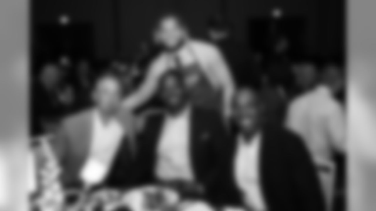 027_TM_Waiter19