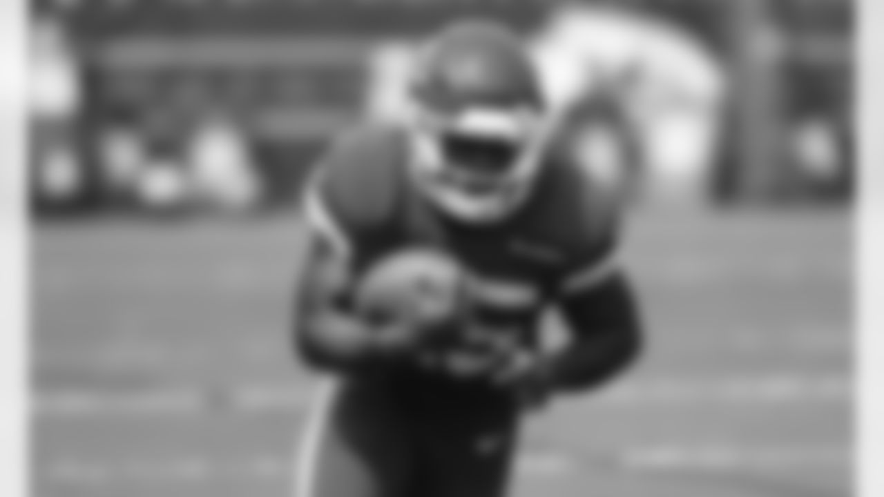 Kansas City Chiefs running back Clyde Edwards-Helaire (25) during practice at the University of Kansas Health System Training Complex