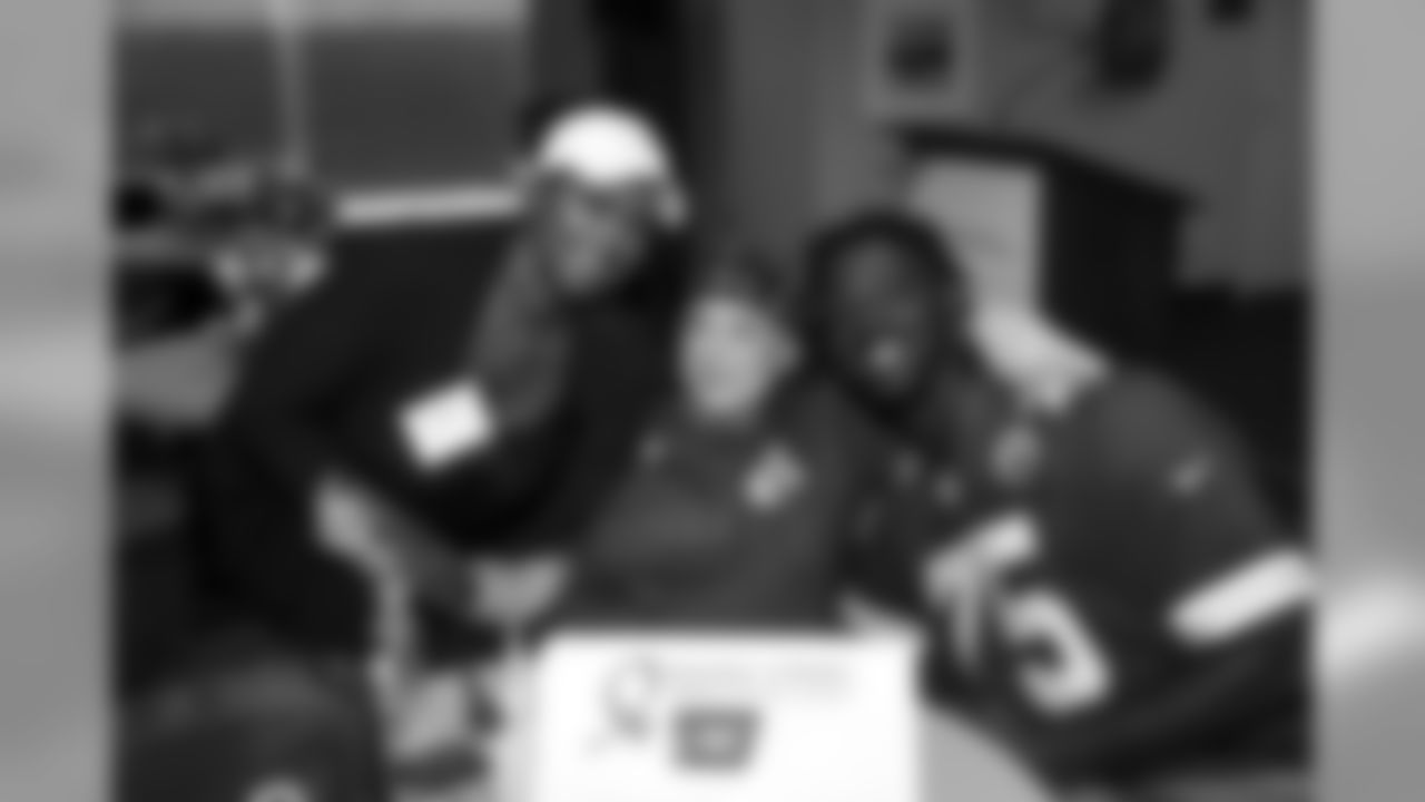 In honor of the NFL's Crucial Catch initiative, the Chiefs offensive line host a "Look Good Feel Better" session for local women battling cancer.