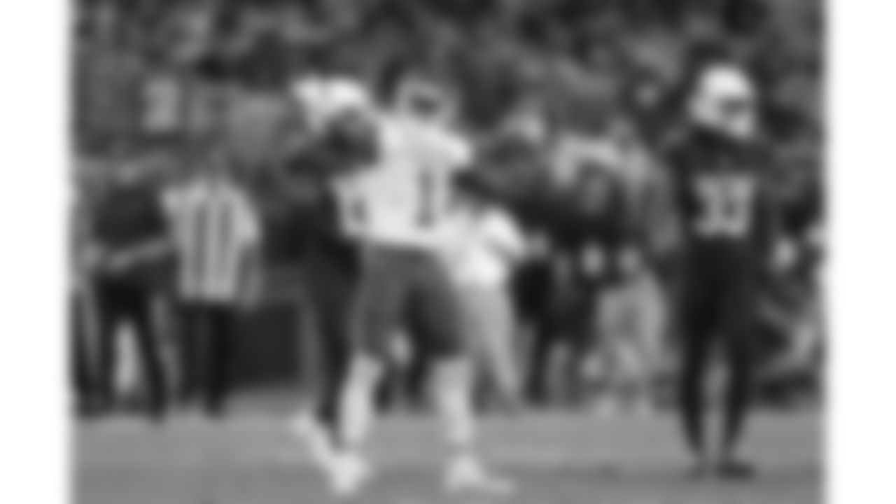 Kansas City Chiefs running back Jerick McKinnon (1) celebrates a gain of yardage during the game at the Chiefs preseason Week 2 matchup against the Arizona Cardinals on Saturday, August 19, 2023.