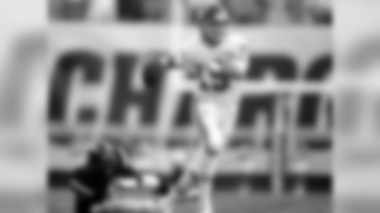 Chiefs quarterback Joe Montana looks to pass on October 17, 1993 in San Diego, California. The Chiefs won 17-14.