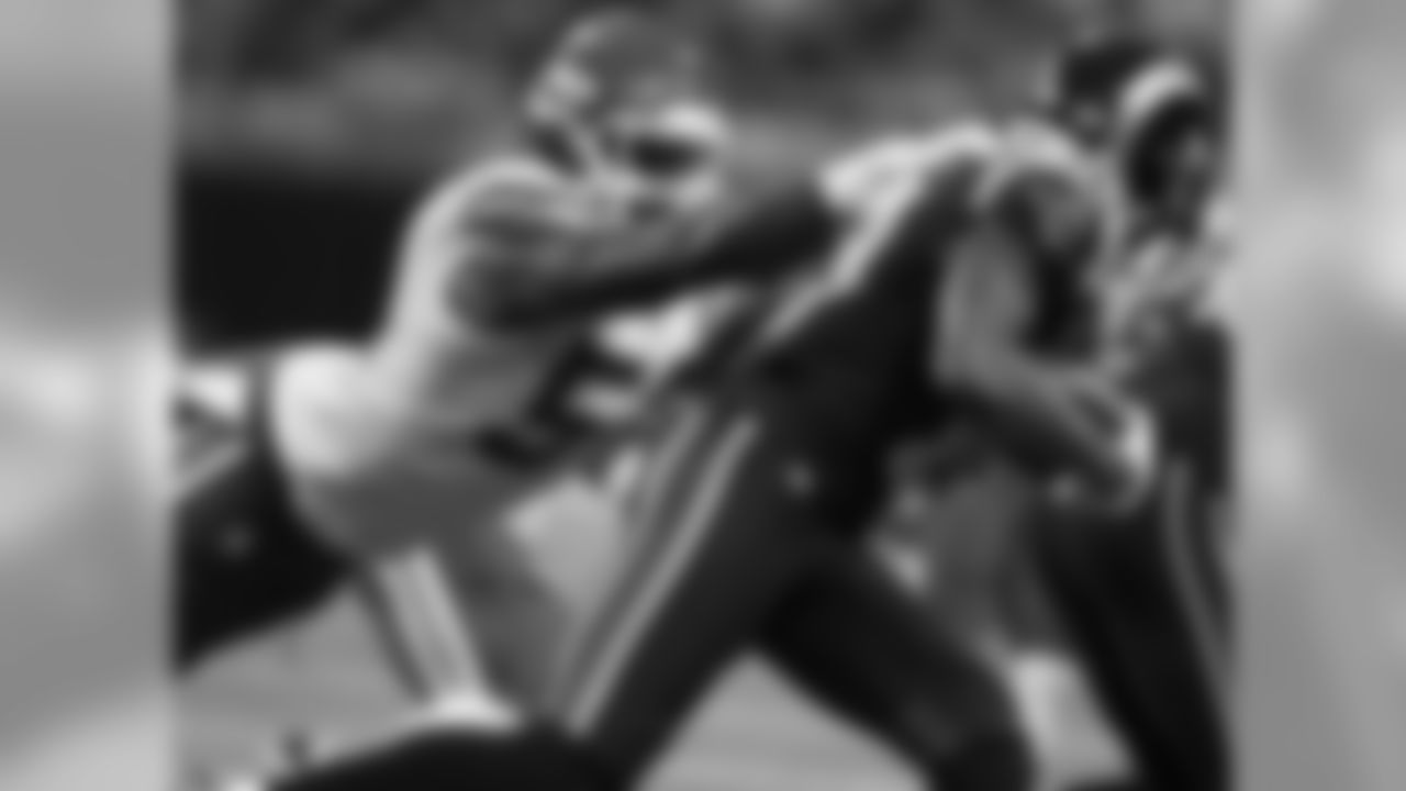 Kansas City Chiefs linebacker Dezman Moses (54)