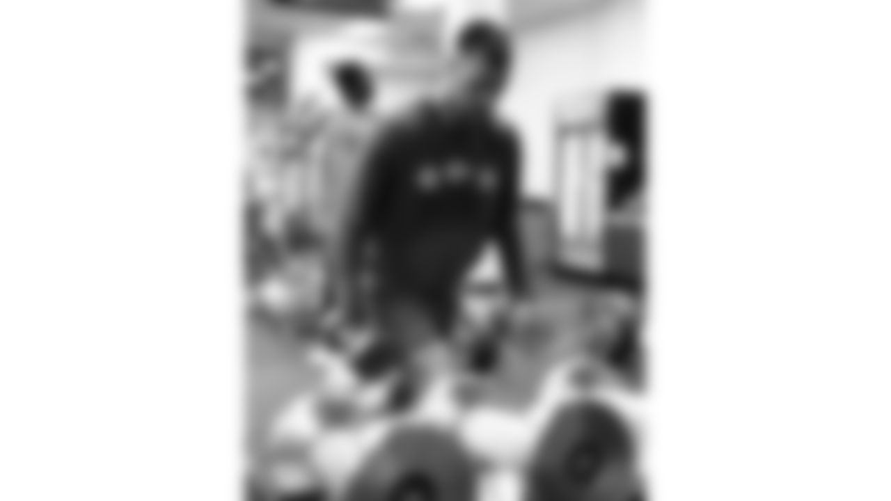 Kansas City Chiefs tight end Travis Kelce (87) lifting on Thursday, May 13, 2022.