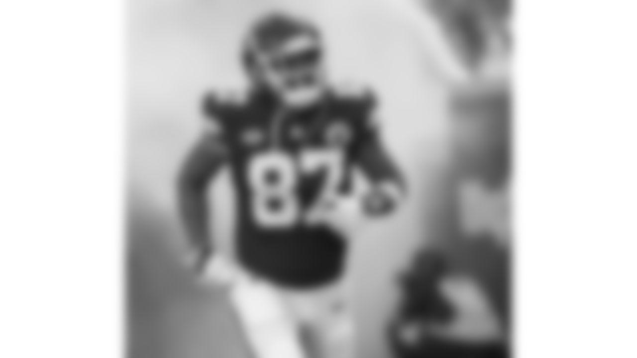 The Kansas City Chiefs face off against the Los Angeles Chargers at GEHA Field at Arrowhead Stadium on October 22, 2023.