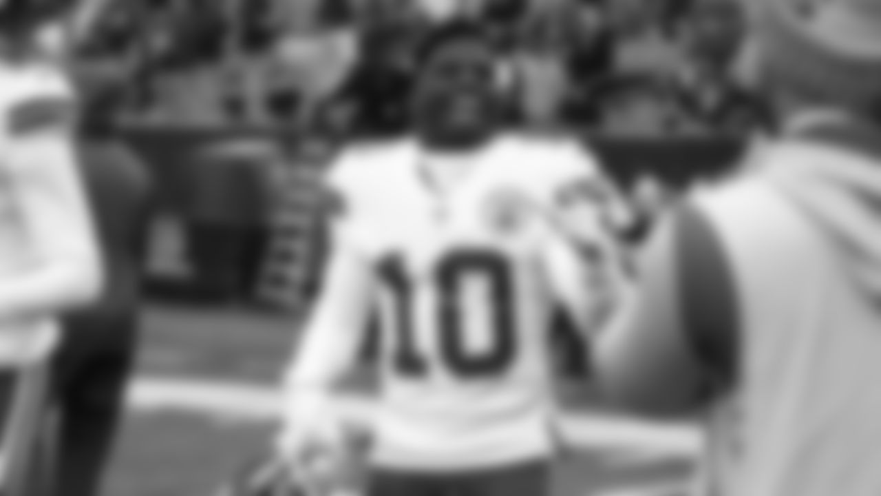 Kansas City Chiefs wide receiver Tyreek Hill (10) prior to an NFL football game against the Cincinnati Bengals, Sunday, January 2, 2022 in Cincinnati.
