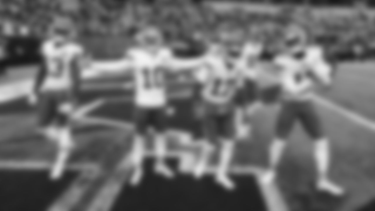 Kansas City Chiefs receivers prior to an NFL football game against the Cincinnati Bengals, Sunday, January 2, 2022 in Cincinnati.
