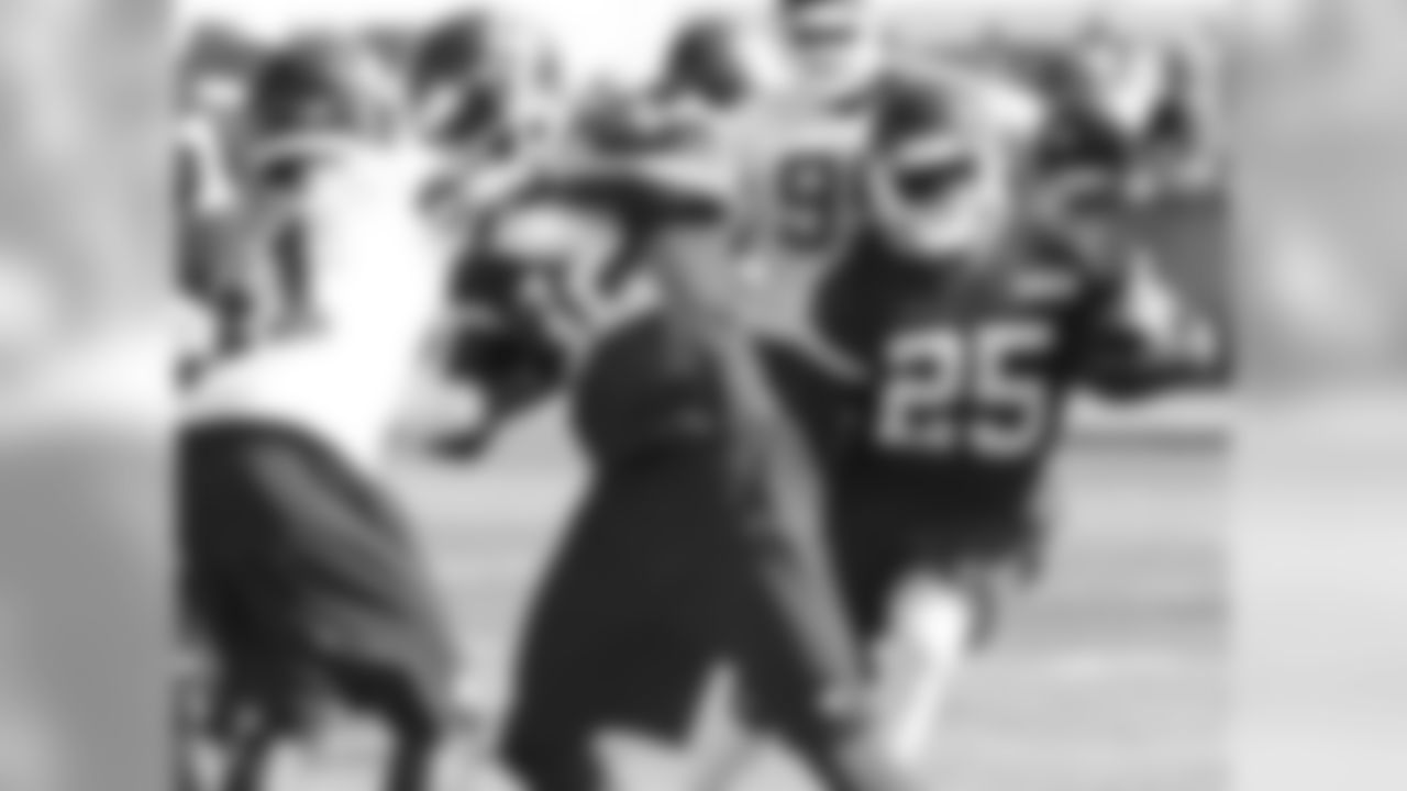 WR Dwayne Bowe running after the catch.