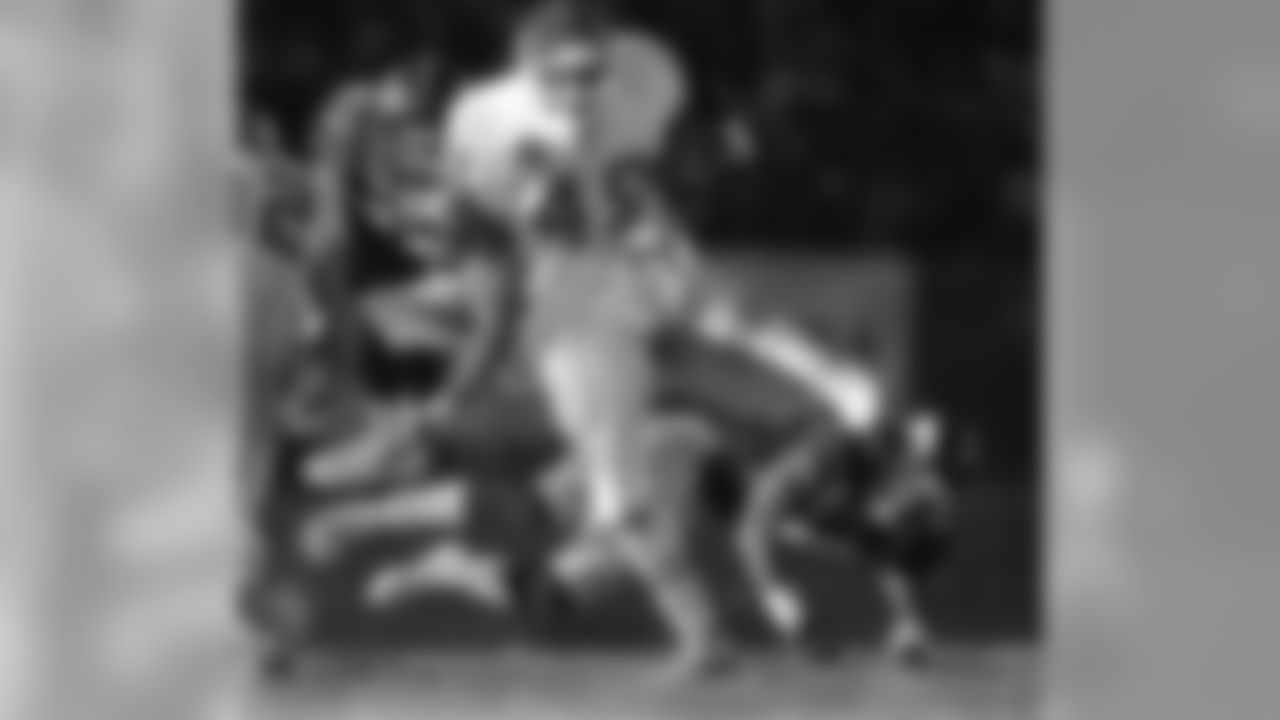 FB Tony Richardson hurdling tacklers during the Chiefs 16-10 win on December 5, 1999.