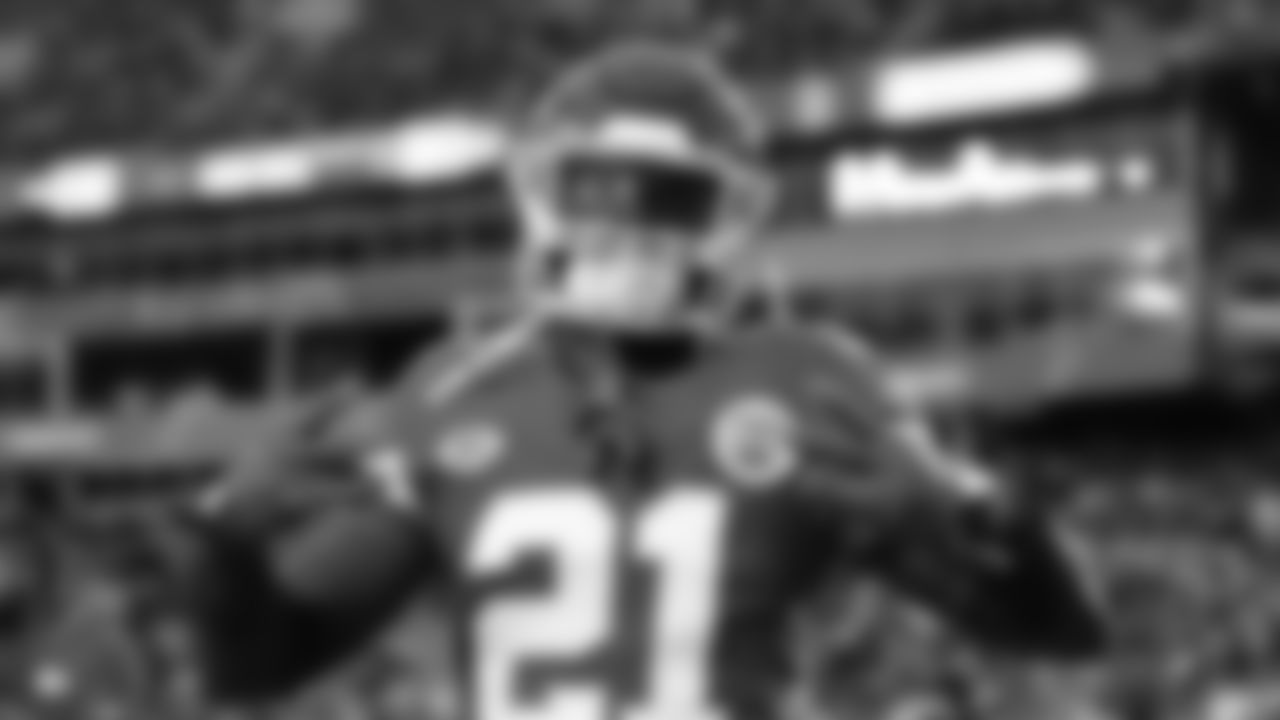 The Kansas City Chiefs face off against the Denver Broncos at GEHA Field at Arrowhead Stadium on October 12, 2023.