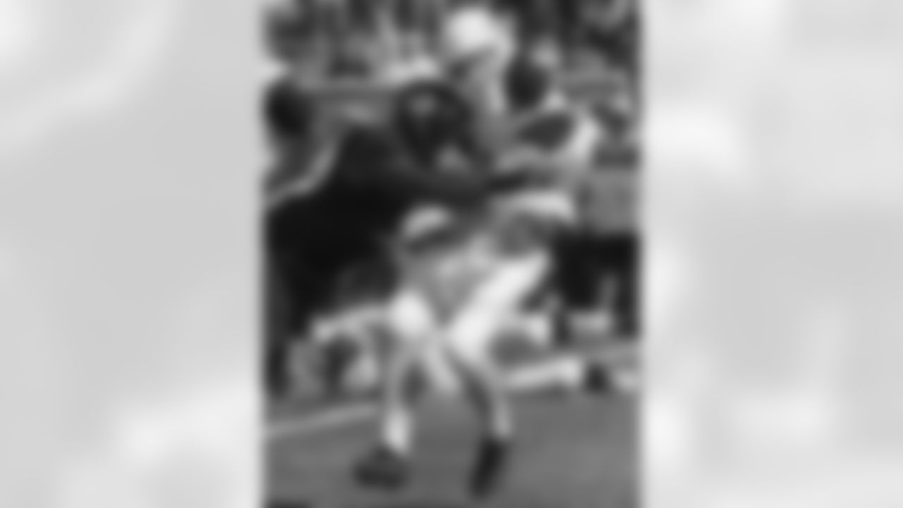 Missouri edge Charles Harris (91)