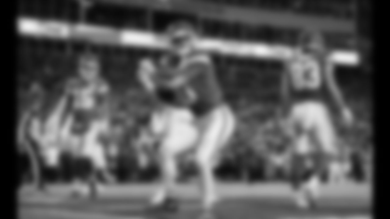 Kansas City Chiefs face off against the Los Angeles Rams at GEHA Field at Arrowhead Stadium on November 27, 2022.