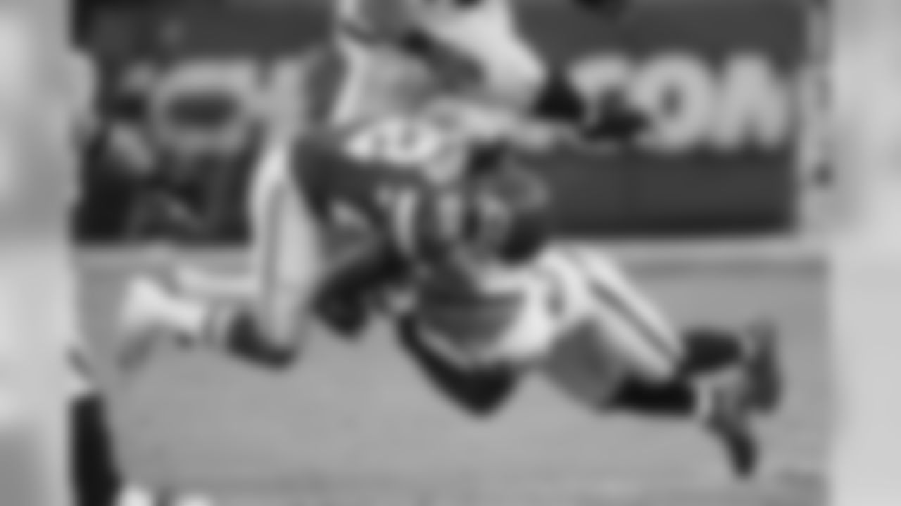 WR Dexter McCluster competes for the ball during the Chiefs 10-31 loss on January 2, 2011.