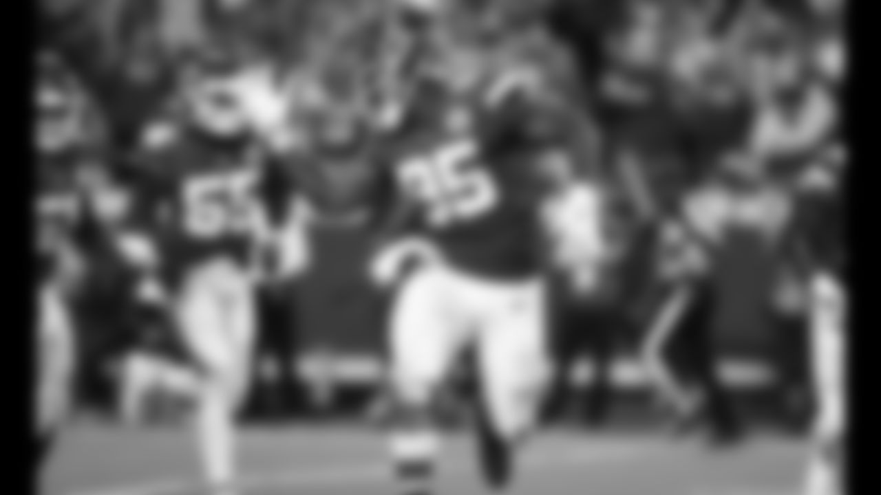 Kansas City Chiefs face off against the Los Angeles Chargers on GEHA Field at Arrowhead Stadium on September 15th, 2022.