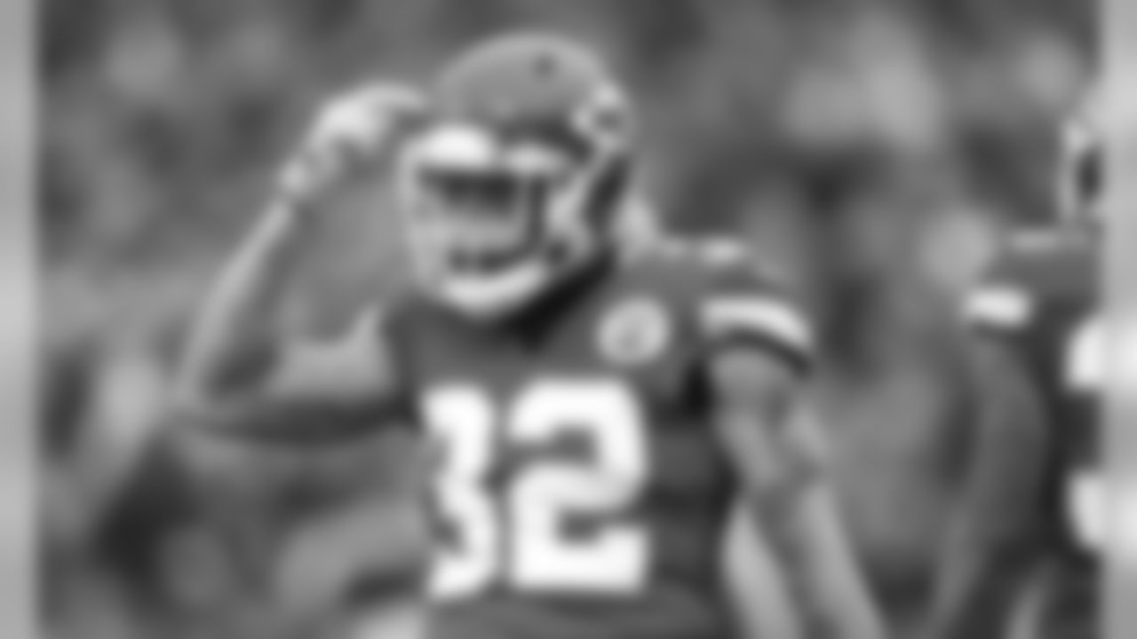Kansas City Chiefs Safety Tyrann Mathieu (32) during the game between the Kansas City Chiefs and the Los Angeles Chargers at Arrowhead Stadium.