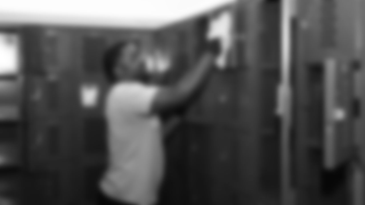 015_NFL_Huddle_100