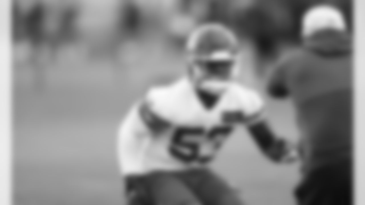 Kansas City Chiefs Linebacker Anthony Hitchens (53) during phase 3 workouts at the The University of Kansas Health System Training Complex.