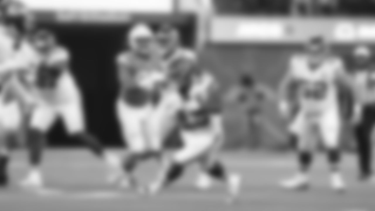Kansas City Chiefs running back Clyde Edwards-Helaire (25) during an NFL football game against the Los Angeles Chargers on Thursday, December 16, 2021 in Los Angeles.