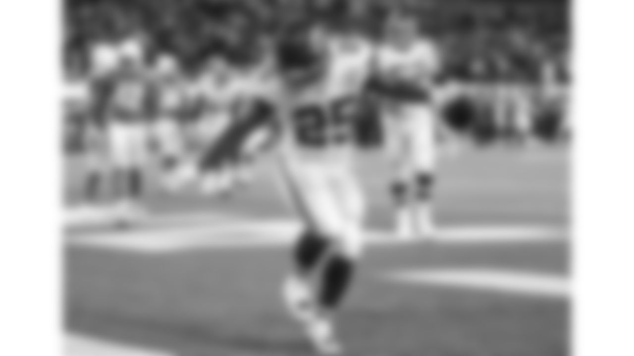 Kansas City Chiefs running back Clyde Edwards-Helaire (25) during an NFL football game against the Los Angeles Chargers, Thursday, December 16, 2021 in Los Angeles.