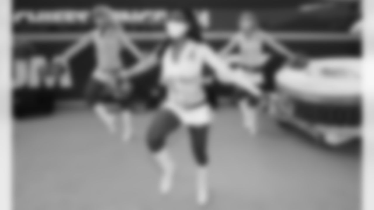 012_2020-W4_CheerGallery
