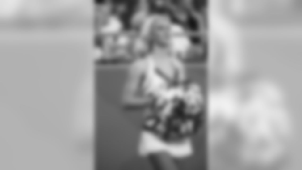Kansas City Chiefs Cheerleader Anna