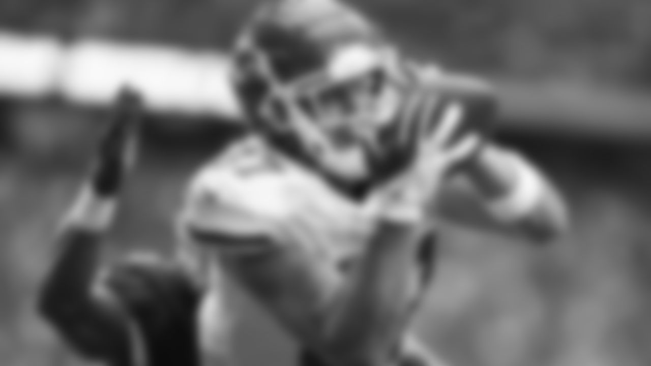 Kansas City Chiefs tight end Travis Kelce (87) catches a pass during an NFL football game against the Arizona Cardinals in Phoenix, AZ on Sunday, September 11, 2022.