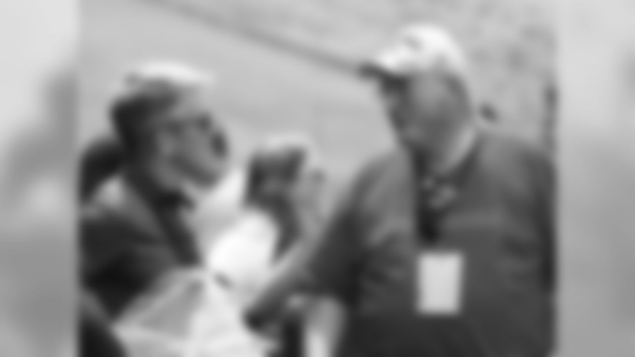Kansas City Chiefs fans got their first look at the Chiefs in action at a live practice during Minicamp on Wednesday.
