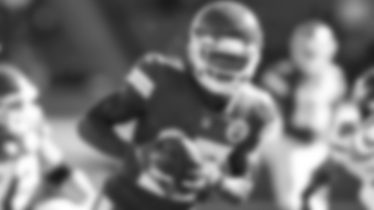Kansas City Chiefs Wide Receiver Mecole Hardman (17) runs with the ball after a catch during an NFL Football game against the New York Jets, Sunday November 1, 2020.