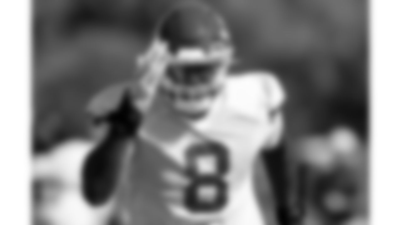 Kansas City Chiefs defensive end Carlos Dunlap (8) in action during practice on Thursday, October 13, 2022.