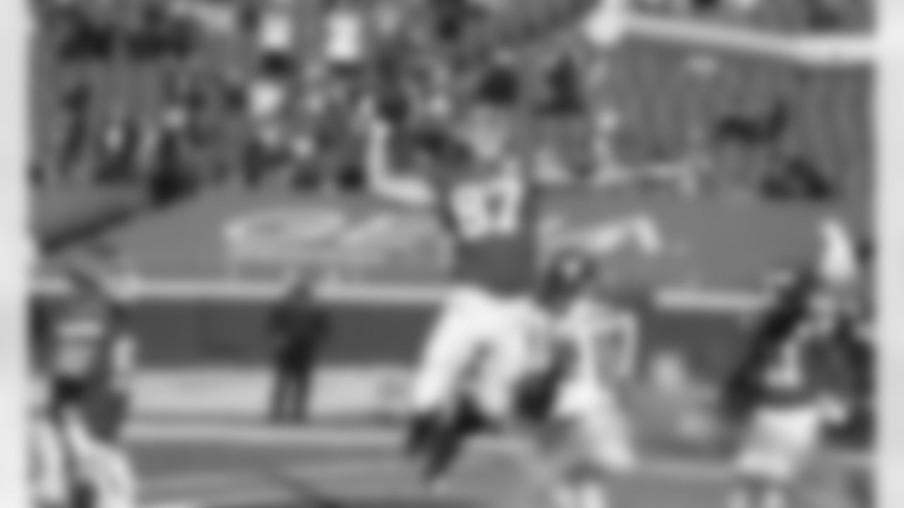 Kansas City Chiefs Tight End Travis Kelce (87) scoring a touchdown and celebrating with a dunk during an NFL Football game against the New York Jets, Sunday November 1, 2020.
