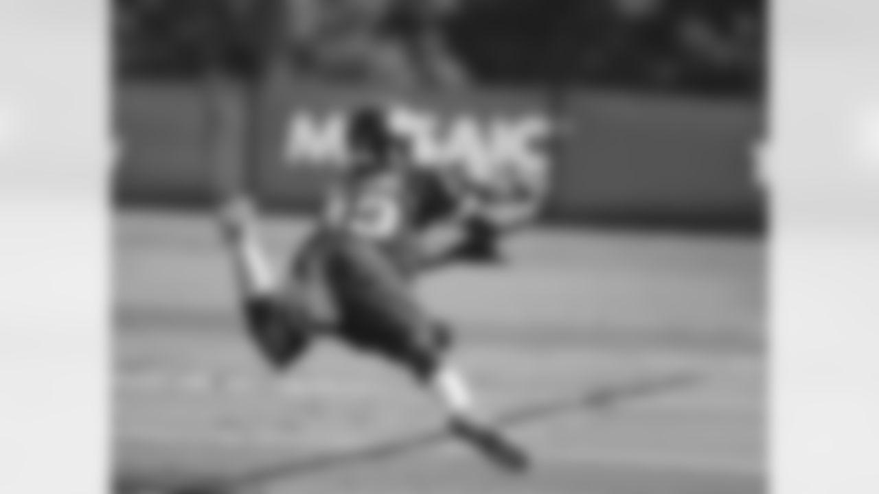 WR Fred Williams reaches out for a catch.