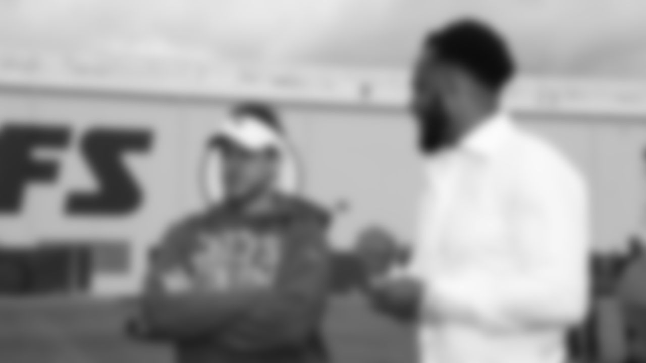 017_2019_DJ_Signing_1D