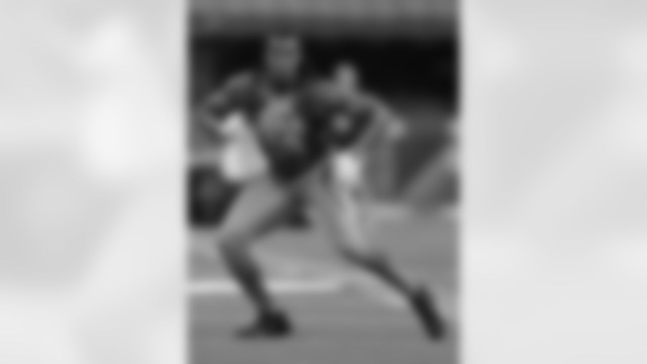 Washington linebacker Shaq Thompson (7)