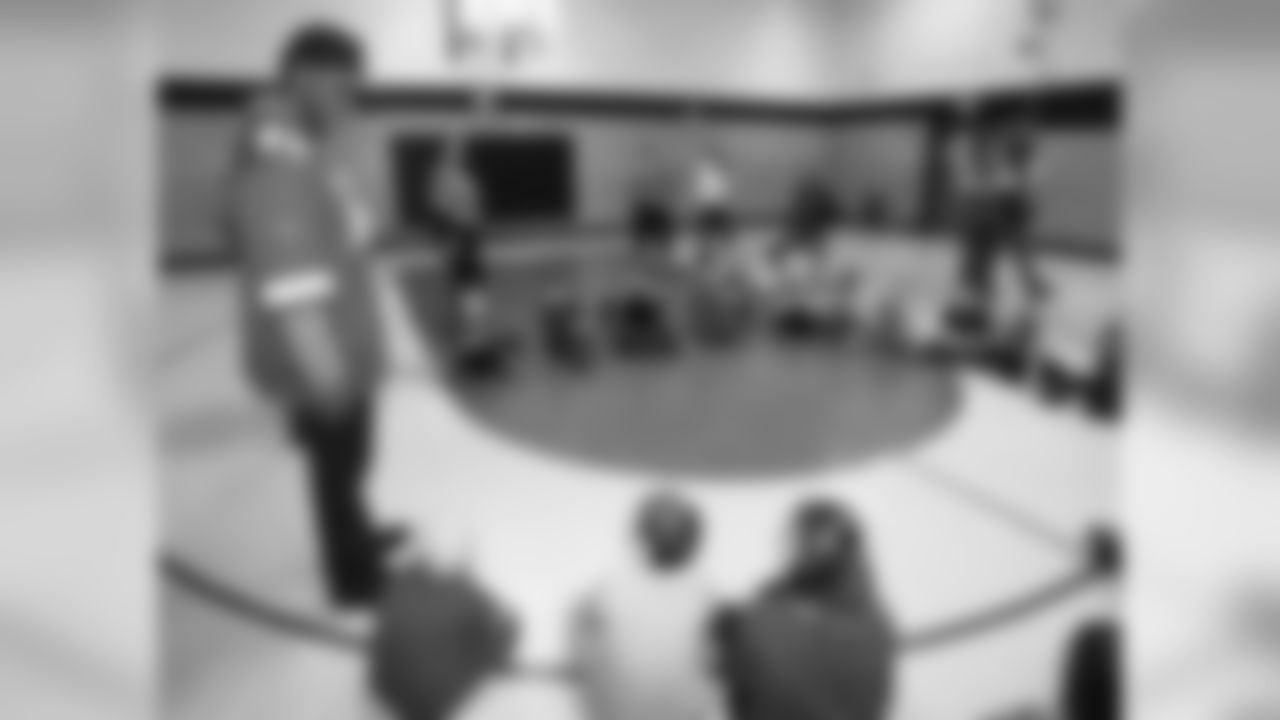 Kansas City Chiefs LB Dezman Moses visits William Yates Elementary school