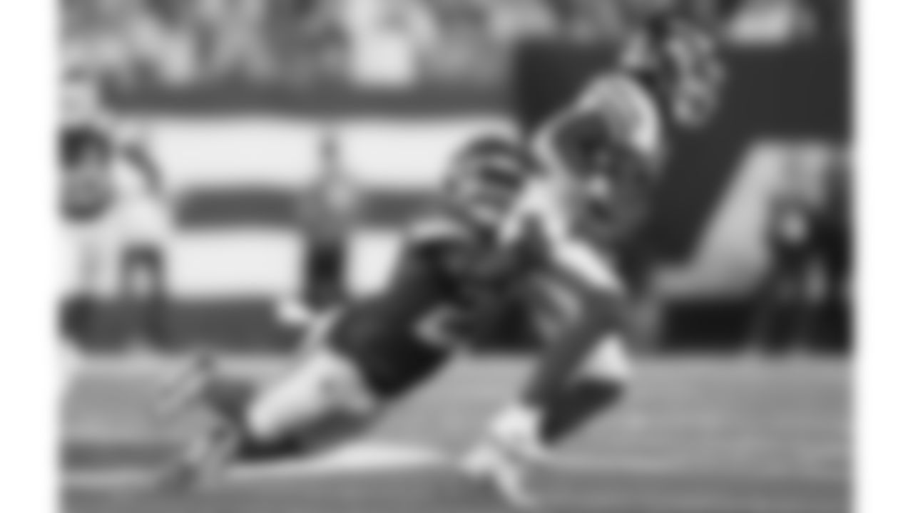 Kansas City Chiefs safety Mike Edwards (21) makes a tackle during the regular season Week 4 NFL Football Game on Sunday, October 1, 2023 at MetLife Stadium in East Rutherford, NJ.