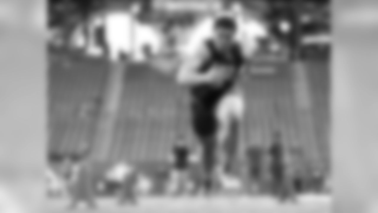 Stanford offensive tackle Andrus Peat (70)