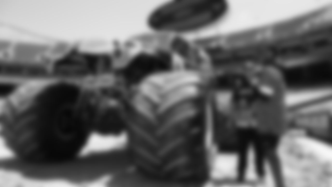 001_2019_MonsterJam_SurpriseDelight