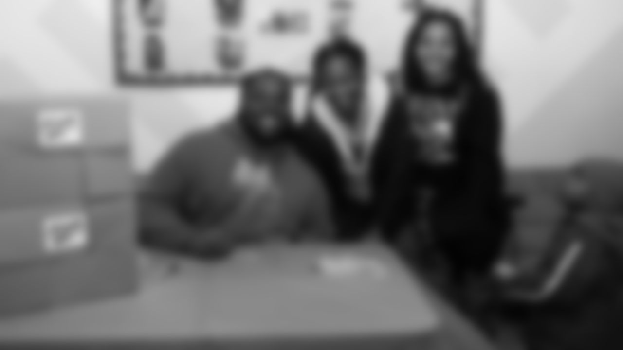Derrick Nnadi & Slap's BBQ team up to give away 150 Thanksgiving meals to families at the Independence Boys and Girls Club, Monday, November 21, 2022.