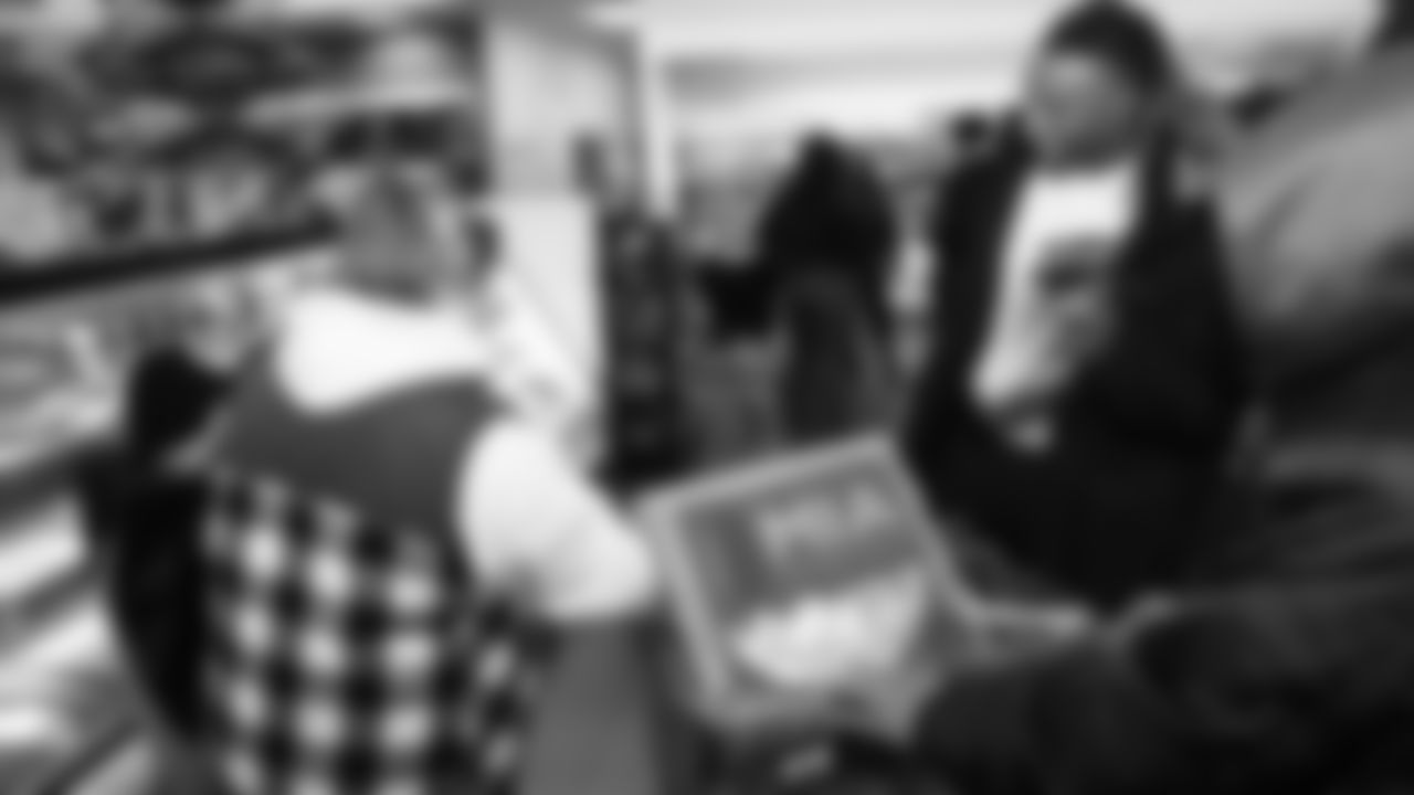 KAnsas City Chiefs Saftey Justin Reid Shops with local families for a Thanksgiving Grocery Grab.